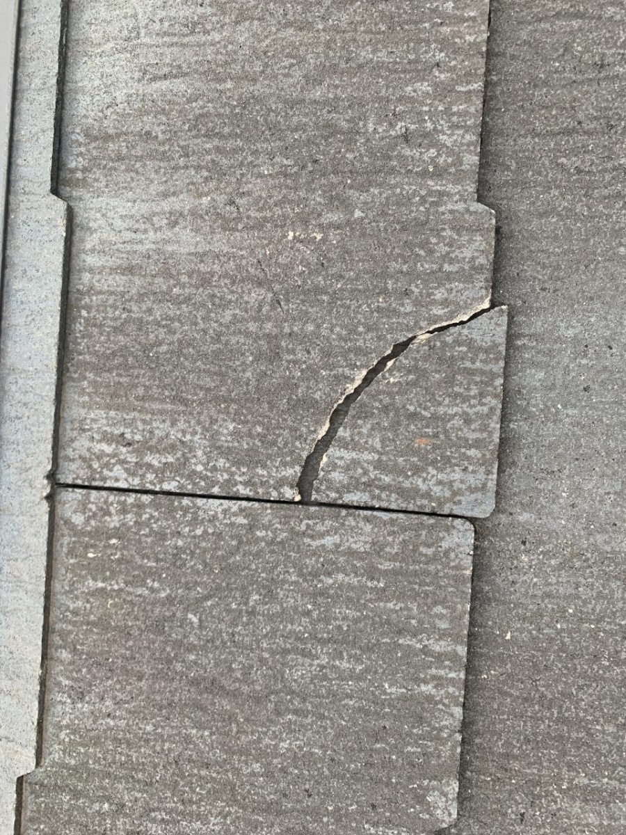 淡路市屋根カバー工法前の割れた屋根材