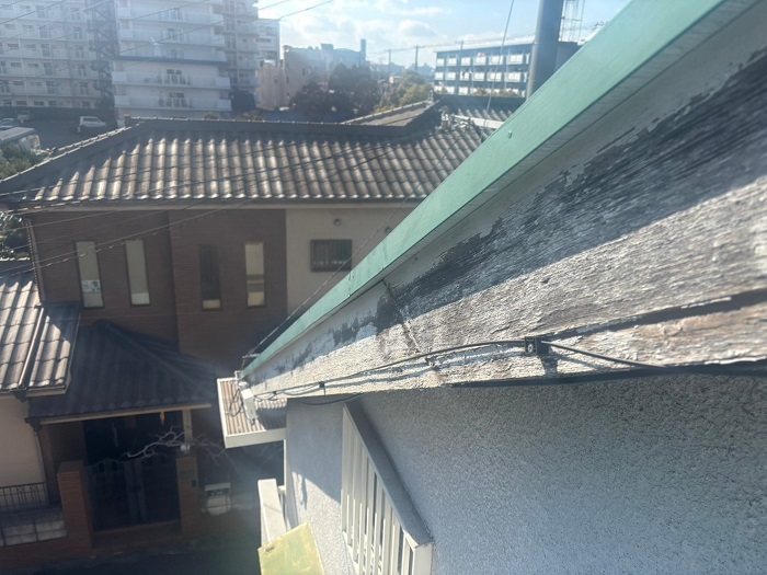 芦屋市で破風板板金巻き工事として木製破風板の腐食防止を行う前の様子