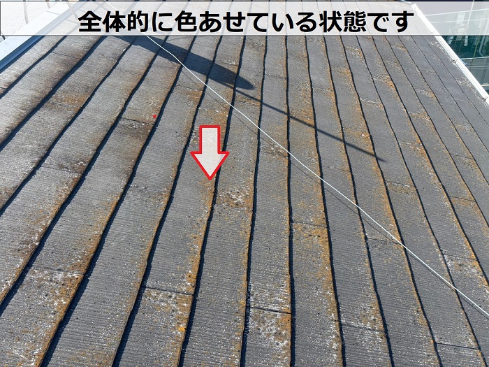 カラーベスト屋根が色あせている様子