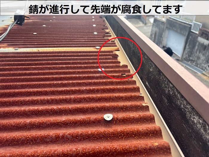 錆が進行した玄関屋根