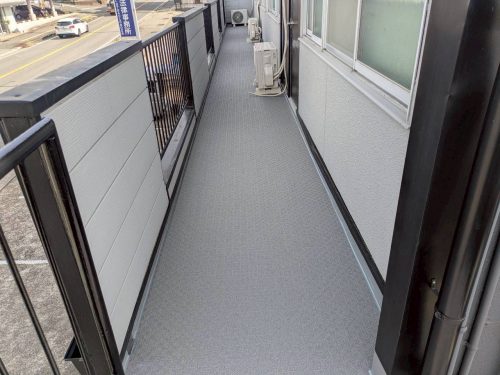 長尺シートを貼った共用廊下