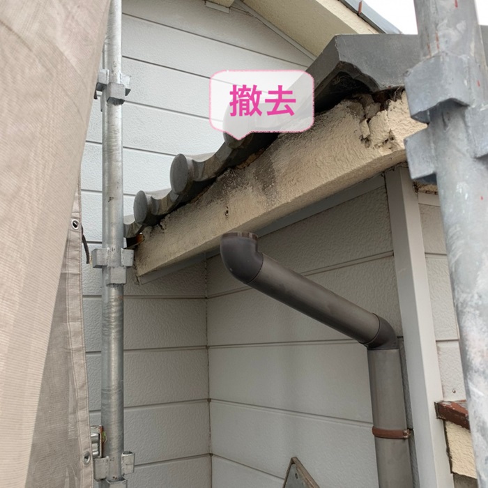 神戸市垂水区で劣化した雨樋を撤去した様子