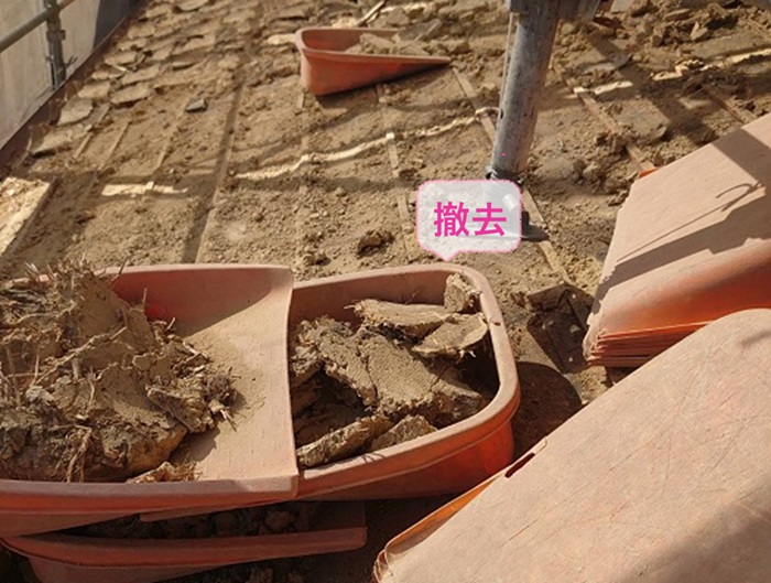 神戸市兵庫区の陶器瓦の貼り替えで既存の瓦屋根を撤去している様子