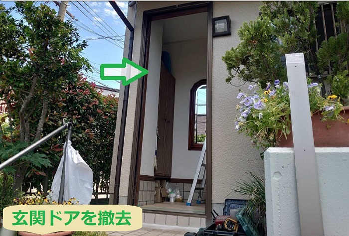 神戸市長田区で玄関ドアカバー工法を行う現場でドア撤去