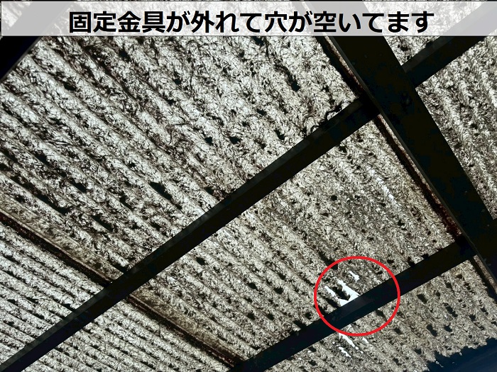 波板に穴あき