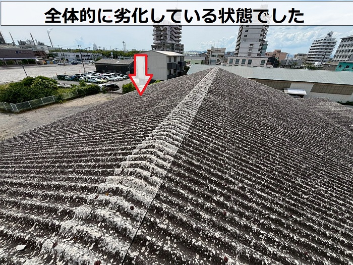 全体的に劣化した大波スレート
