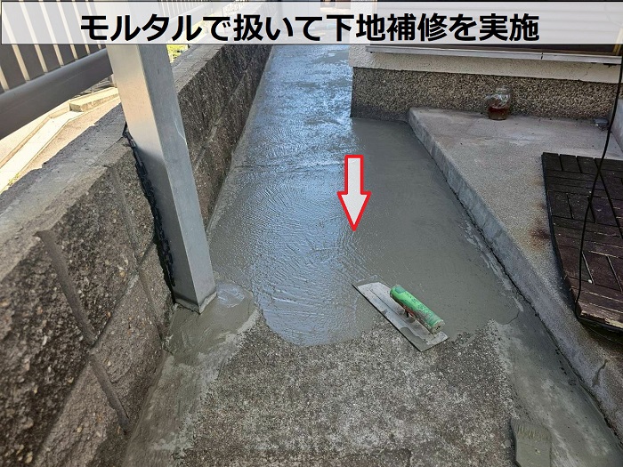 明石市で雨漏り補修として潜り車庫上に部分的な防水工事を行った現場で下地補修