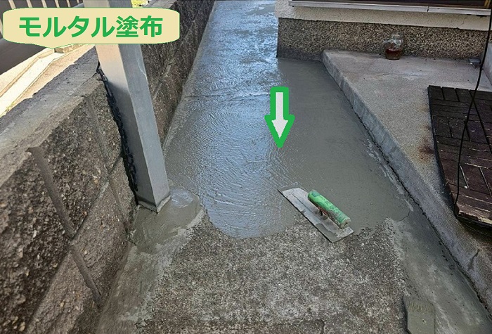 明石市でガレージ上の防水工事としてサラセーヌを使用する現場でモルタル塗布