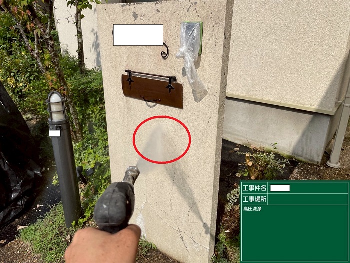 川西市で汚れや剥がれが発生している擁壁の塗装工事で高圧洗浄