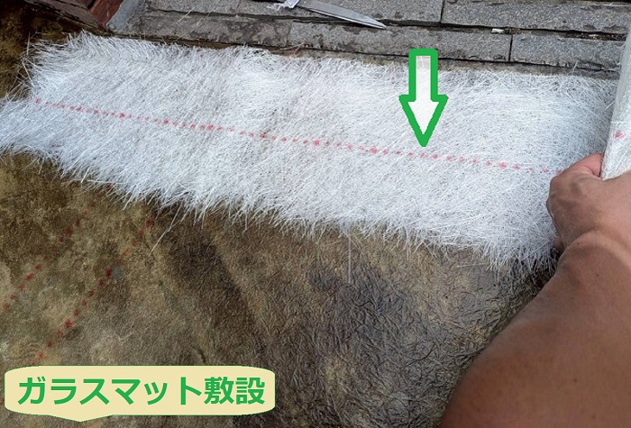 宝塚市でガレージ床の雨漏り補修を行う現場でガラス繊維のマット敷設