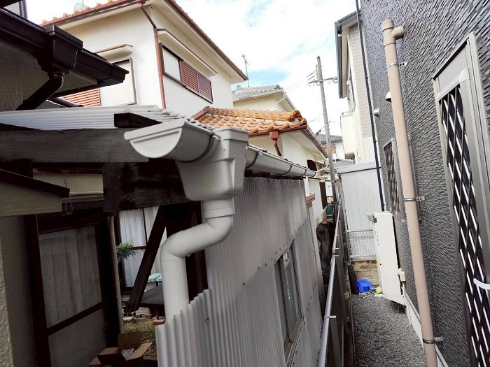 高砂市で強風で飛散した半丸軒樋を取り付けた後の様子