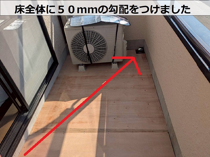 宝塚市で勾配不良の床を木下地で直してＦＲＰ防水を施した現場で勾配直し