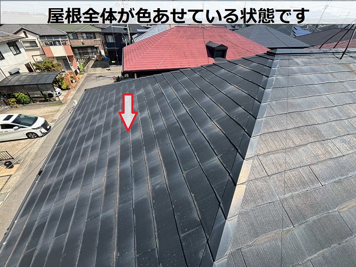 スレート屋根が色あせている様子