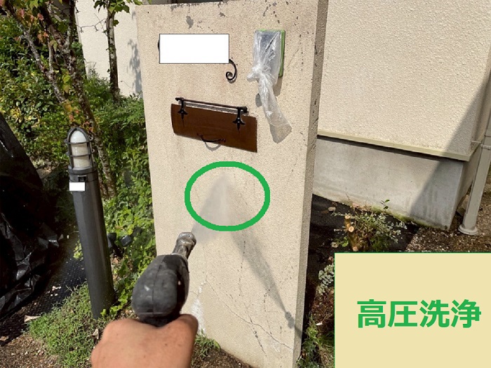 川西市で戸建ての外構の剥がれ補修と部分塗装を行う現場で高圧洗浄