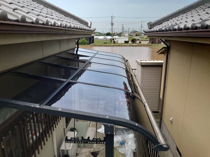 加古郡播磨町でテラス屋根のアクリル板をポリカーポネードへ交換した後の様子