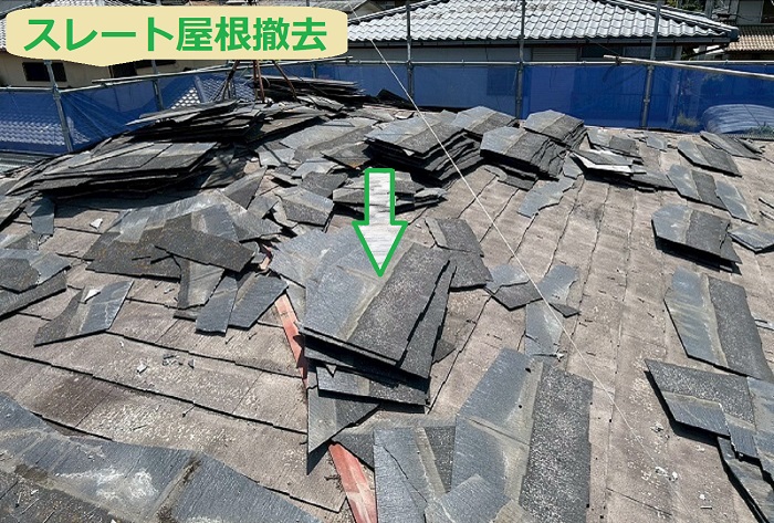 神戸市西区で施工面積83㎡寄棟のスレート屋根リフォームを行う現場でスレート屋根撤去