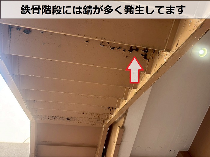 錆びた鉄骨階段