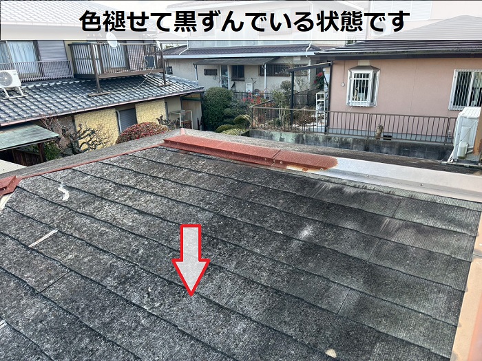 色褪せて黒ずんでいるカラーベスト屋根