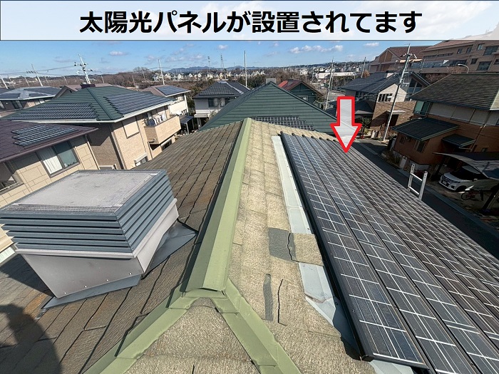 カラーベスト屋根に設置された太陽光パネル