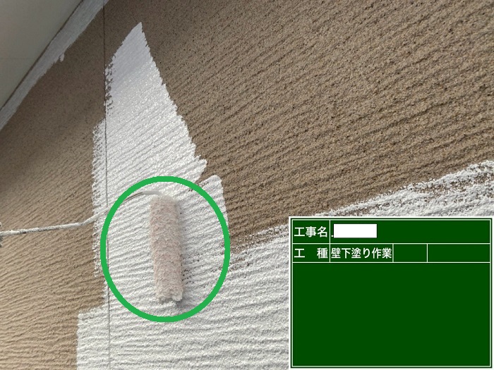 宝塚市の皆様へ2階建て32坪の外壁サイディング塗装をご紹介する現場で下塗り