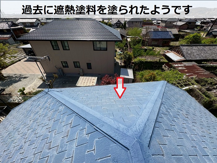 遮熱塗料を塗られたスレート屋根