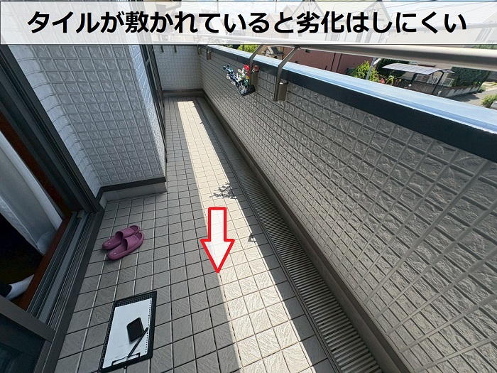 ベランダに敷かれたタイル