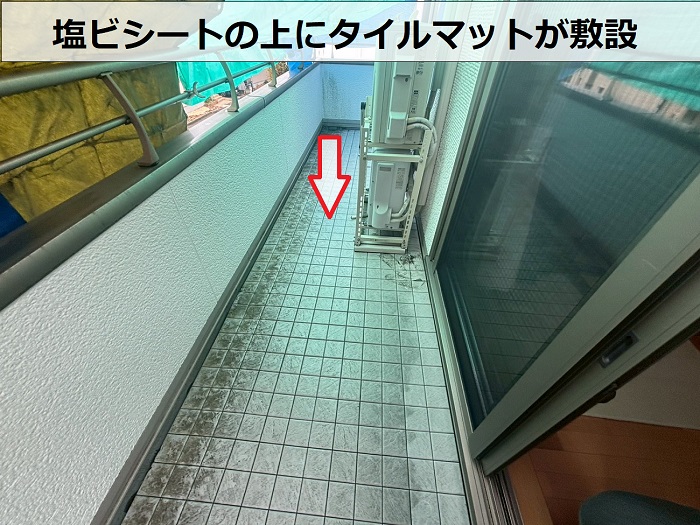 ベランダに敷かれたタイルマット