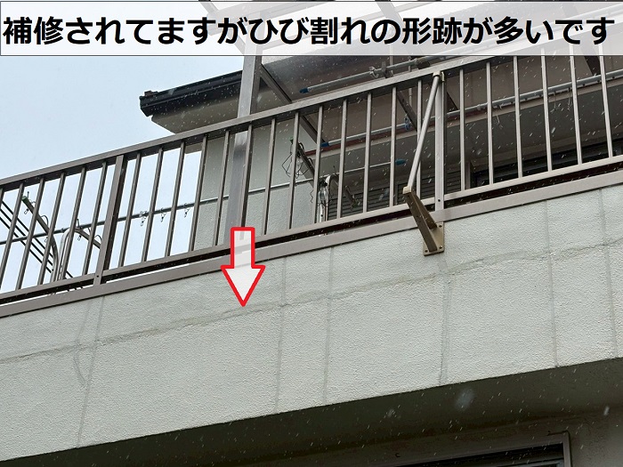 ひび割れ補修されたベランダ外壁