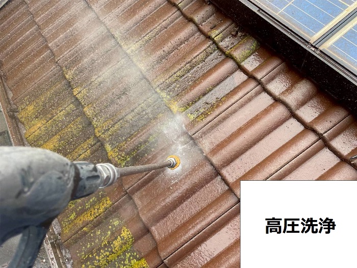 高砂市でセメント瓦屋根塗装で高圧洗浄