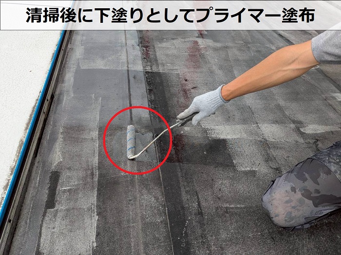 加古川市で商業施設の玄関屋根へウレタン防水を塗って雨漏り補修する現場でプライマー塗布