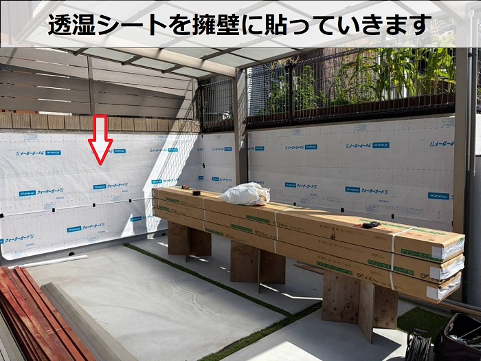 神戸市垂水区で老朽化したコンクリート擁壁を金属サイディングで改修する現場で透湿シート貼り