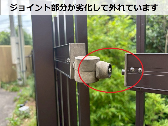 劣化して外れているフェンスのジョイント