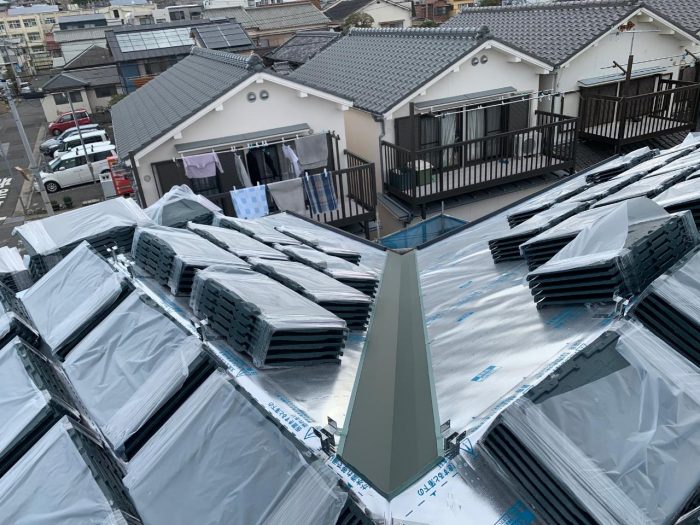 神戸市北区で屋根葺き替え工事をしました。③今日はルーガ鉄平葺きです。