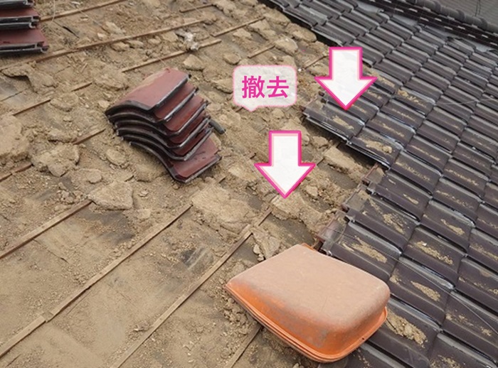 たつの市の葺き替え工事で既存の陶器瓦と土を撤去している様子