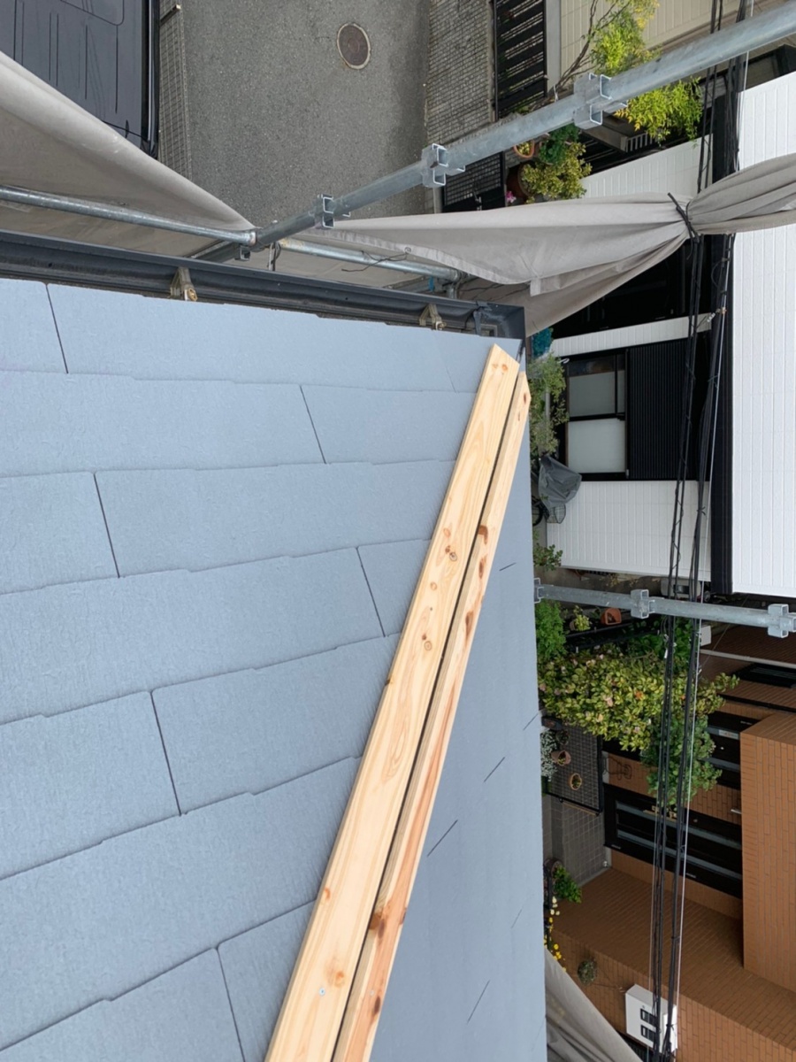 神戸市垂水区で棟板金を取り付けました。天窓付き屋根葺き替え工事の仕上げ作業です。