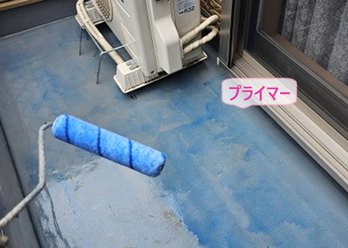 ビルトインガレージ戸建てのベランダ防水工事でプライマーを塗っている様子