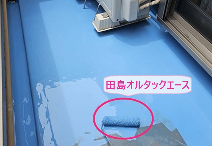 ビルトインガレージ戸建てのベランダ防水工事で田島オルタックエースを塗っている様子