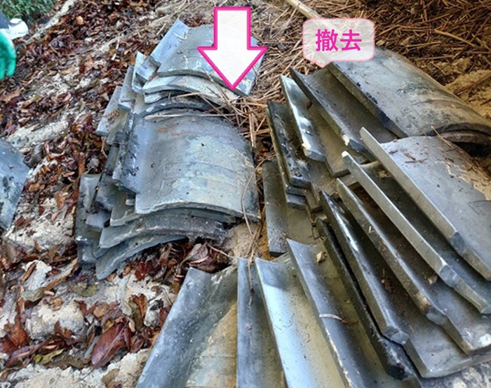 たつの市の屋根リニューアル工事で既存の瓦屋根を撤去している様子