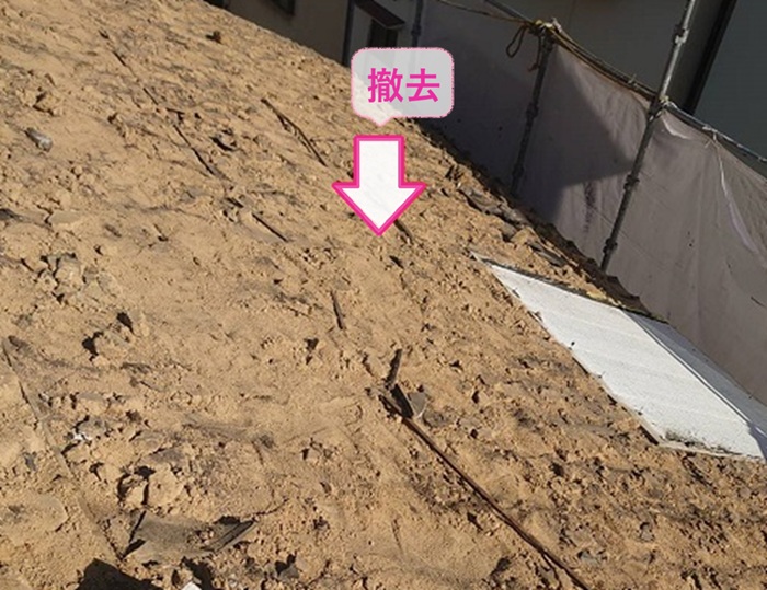 屋根の軽量化リフォームで既存の瓦屋根を撤去している様子