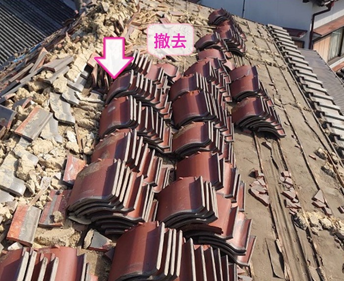 瓦屋根の改修工事で既存の瓦屋根と葺き土を撤去している様子