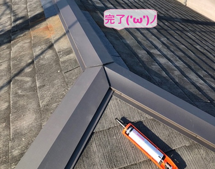 神戸市中央区の3階建て平型スレート屋根で棟包み板金を交換する補修工事が完了した現場の様子