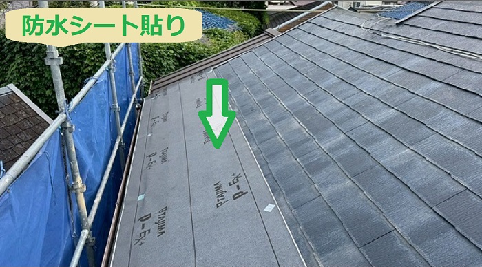 神戸市垂水区で面積70㎡の切妻棟違いでスレート屋根断熱工事を行う現場で防水シート貼り