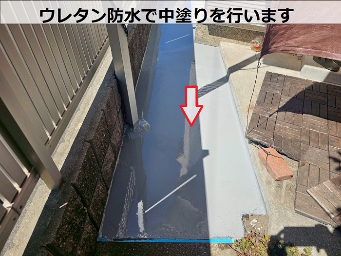 明石市で雨漏り補修として潜り車庫上に部分的な防水工事を行った現場でウレタン中塗り