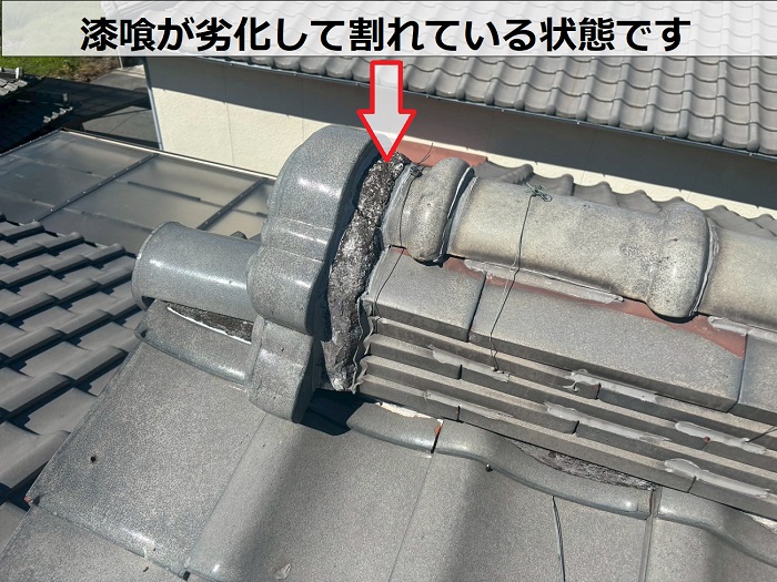 漆喰が劣化して割れている様子