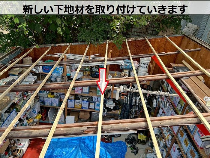 明石市で倉庫屋根の貼り替えとして高耐久な小波鉄板とポリカ波板を使用する現場で木下地取り付け