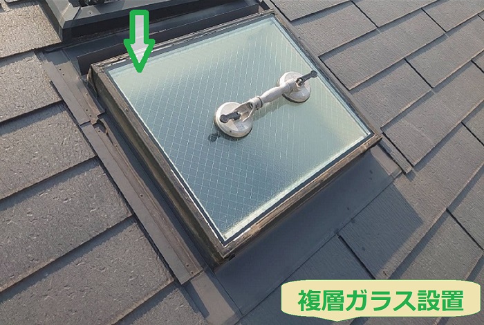 明石市でトップライトの複層ガラス交換を行う現場でガラス取り付け