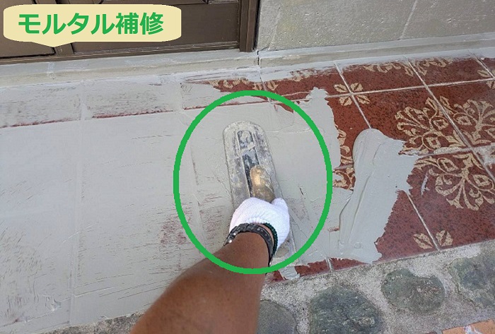 宝塚市で玄関前の土間のリフォームを行う現場でモルタル補修