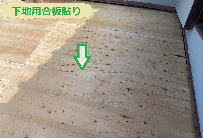 尼崎市で縦葺き屋根材の貼り替えを行う現場で下地用合板貼り