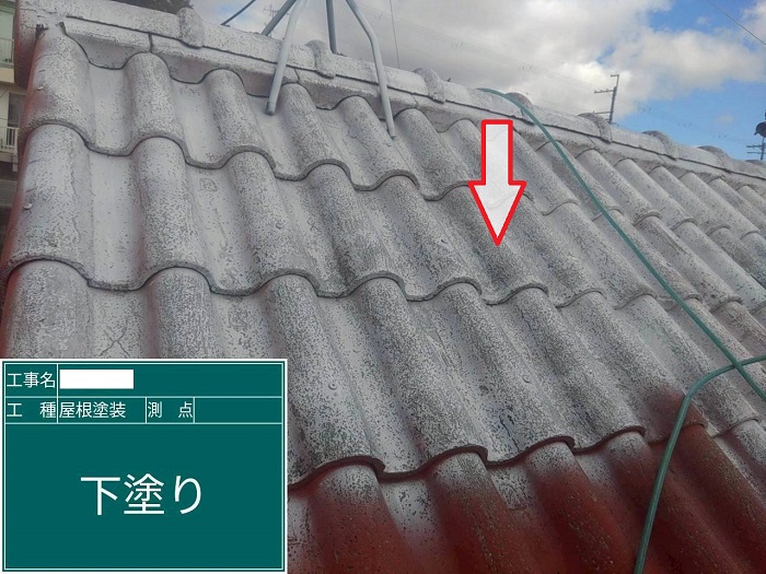 宝塚市で日本ペイントの遮熱塗料を用いてセメント瓦屋根を塗装で下塗り