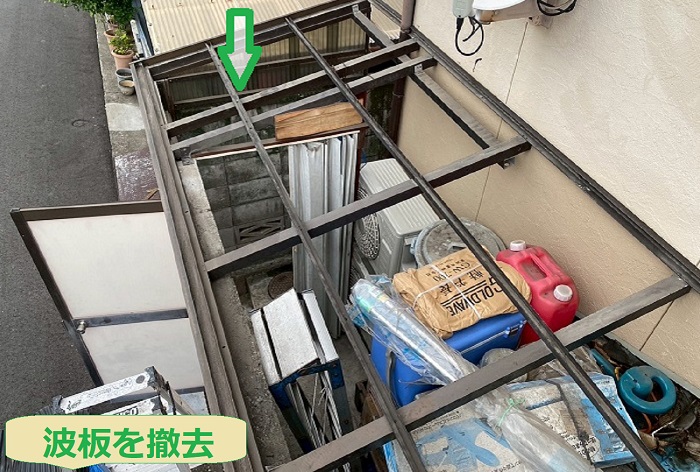 明石市で熱変形により物置屋根の波板をポリカ波板へ交換する現場で撤去作業